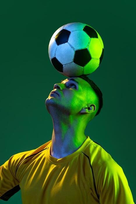 jogador equilibrando bola na cabeça
